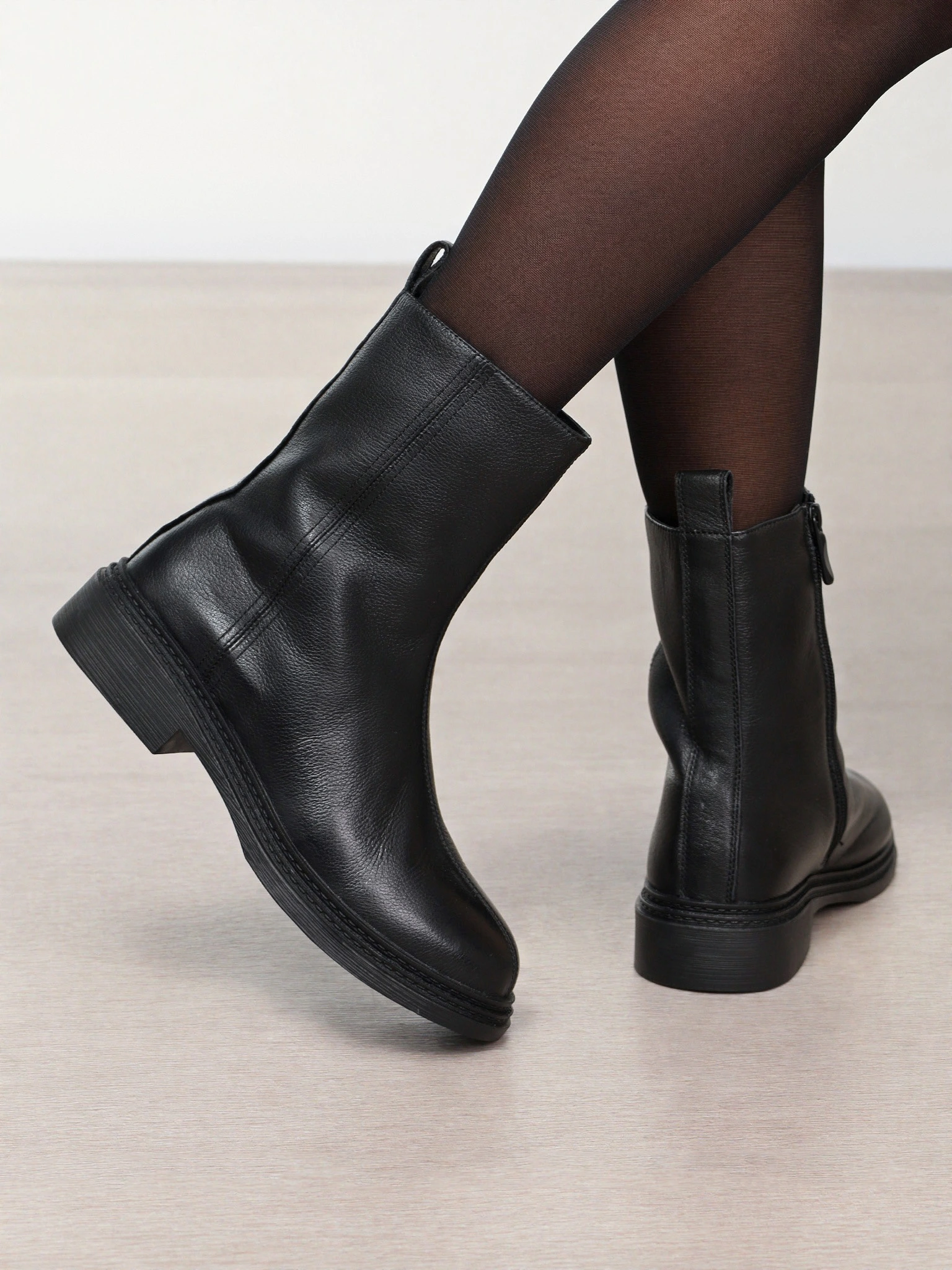 Ботинки черного цвета на среднем широком каблуке